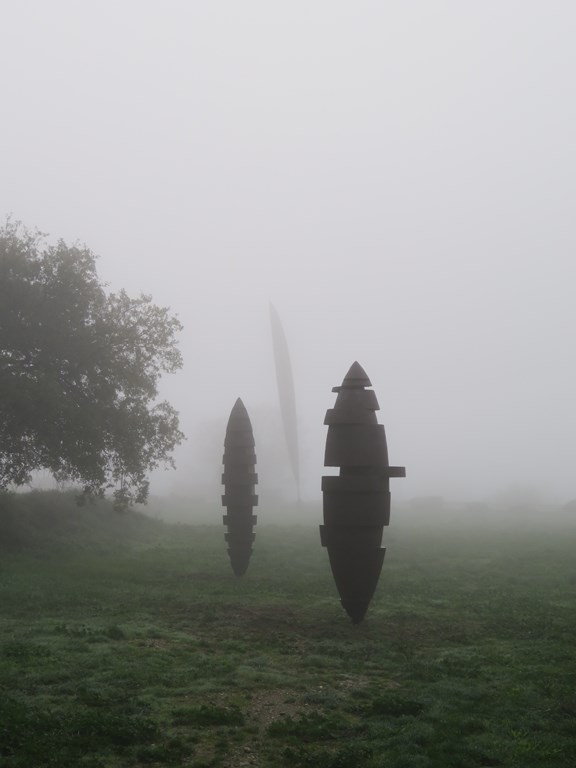 2.Deux-sculptures-monumentales-acier-corten-oxyde-de-l-artiste-sculpteur-contemporain-Felix-Valdelievre-sur-le-chemin-du-chateau-a-Lacoste-dans-la-brume-2019
